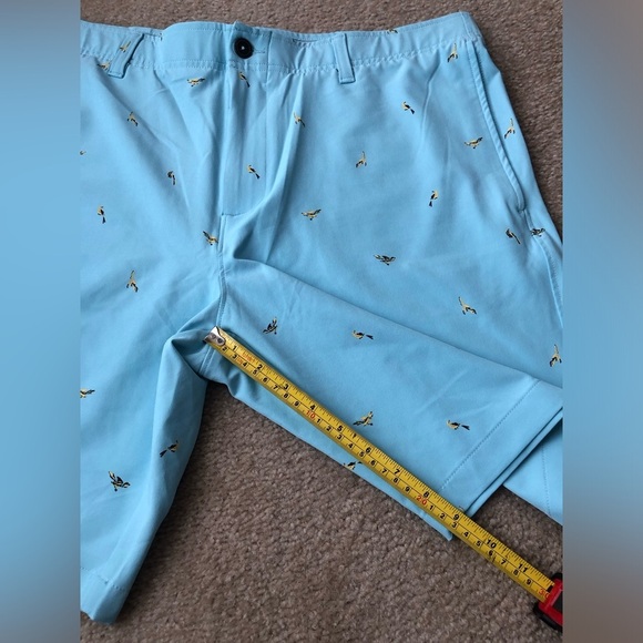 Under Armour Men’s 38 Golf Printed Storm Shorts in Light Blue w/Yellow Birds - Picture 10 of 14
